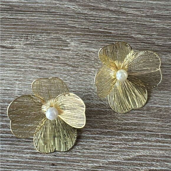 Flower stud earrings A485 - Picture 2 of 3